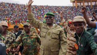 Der neue Machthaber im Niger, General Abdourahamane Tiani, winkt in einem Stadion seinen Anhängern.