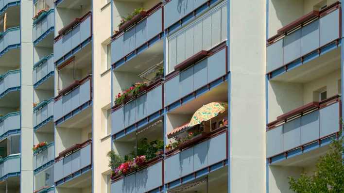 ARCHIV: Hausfassade mit Balkonen (Bild: picture alliance / Caro)