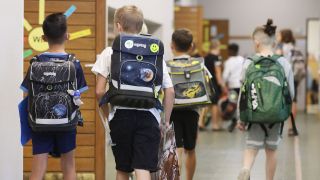 Schüler kommen am Morgen in der Grundschule Feldstraße zum Unterricht.