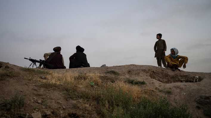 Kämpfer der Taliban versammeln sich an einem Nachmittag im Mai 2023 in der Nähe des Sakhi Shah-e Mardan-Schreins. (Archivbild)