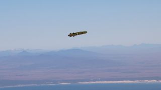 Die Aufnahme zeigt, wie eine Tornado-Kampfjet der Bundeswehr einen Lenkflugkörper Taurus im Rahmen einer Übung über einem See abwirft.