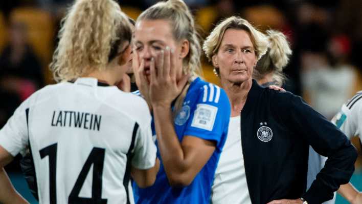 Martina Voss-Tecklenburg, Merle Frohms und Lena Lattwein zeigen sich nach Abpfiff auf dem Platz enttäuscht über das Aus bei der WM.