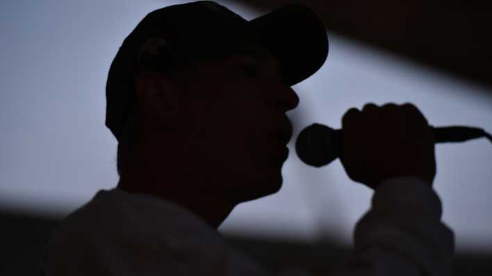Symbolfoto: Ein Beatbox-Künstler auf der Bühne bei einem Konzert in Virginia, USA.