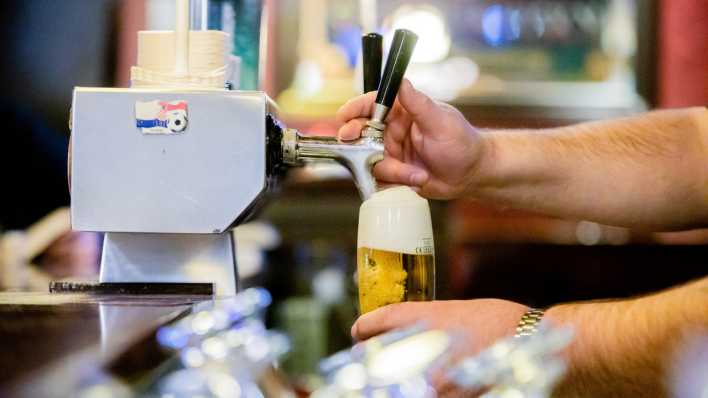 Ein Kneipenwirt zapft in einer Berliner Gaststätte Bier (Bild: dpa / Christoph Soeder)
