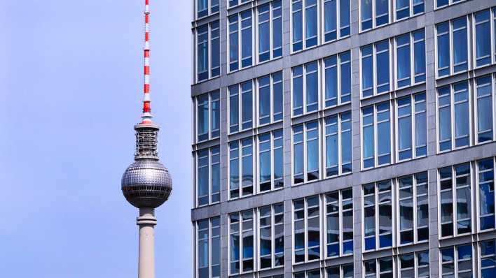 Berlin. Blick auf ein Buerohaus im Stadtteil Mitte. Dahinter ist der Fernsehturm zu sehen.