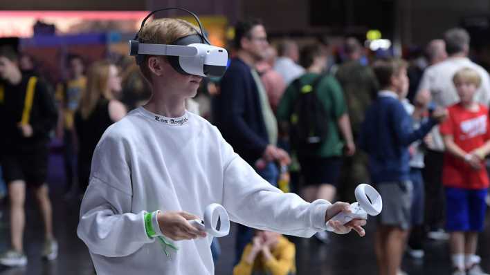 Ein Besucher der Gamescom spielt ein Spiel mit 3D Brille