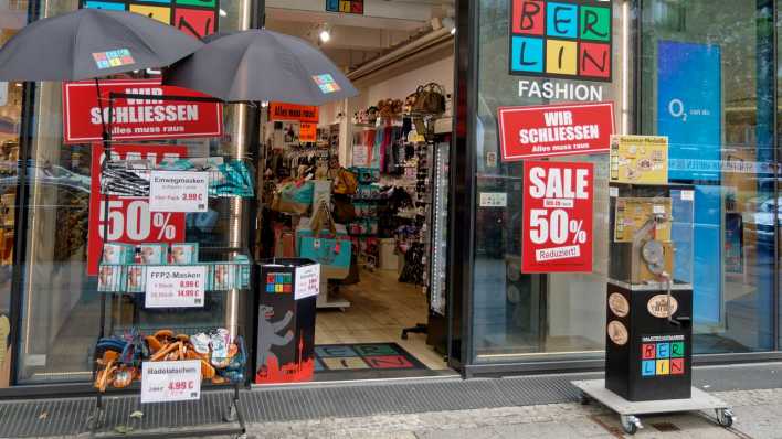 Ein Souvernir-Geschäft in Berlin verkündet den Schlussverkauf wegen bevorstehender Schließung (Bild: picture alliance)