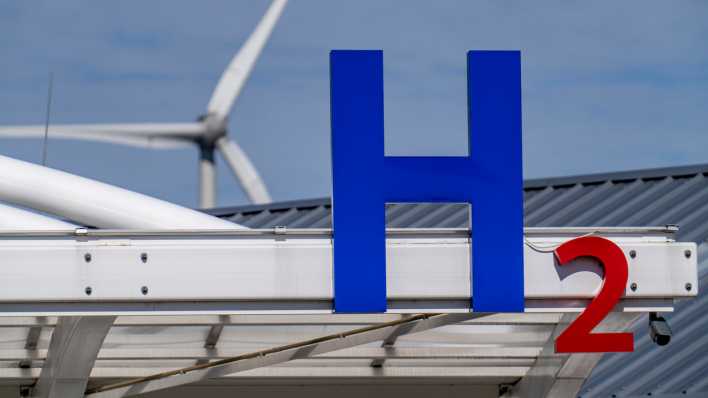 Auf einer Takstelle für Wasserstoff steht groß H2 (Bild: picture alliance)