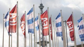 Wehende Fahnen mit dem Logo IFA sind vor dem Funkturm auf dem Messegelände zu sehen.