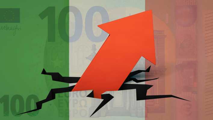 Symbolbild zur Inflation in Italien: Ein roter Pfeil ragt nach pben, im Hintergrund ist eine italienische Fahne zu sehen (Bild: picture alliance / Zoonar)