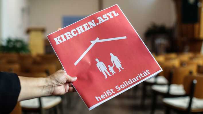 Ein Schild mit der Aufschrift "Kirchenasyl heißt Solidarität" in einer evangelischen Kirche (Bild: Hans-Jürgen Bauer)