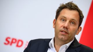 Lars Klingbeil, Co-Vorsitzender der SPD, äußert sich bei einer Pressekonferenz (Bild: dpa / Bernd von Jutrczenka)