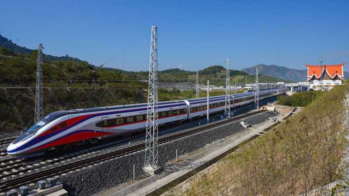 Schnellzug zwischen China und Laos aus einem gemeinsamen Infrastrukturprojekt auf der Neues Seidenstraße (Bild: picture alliance/ XinHua)