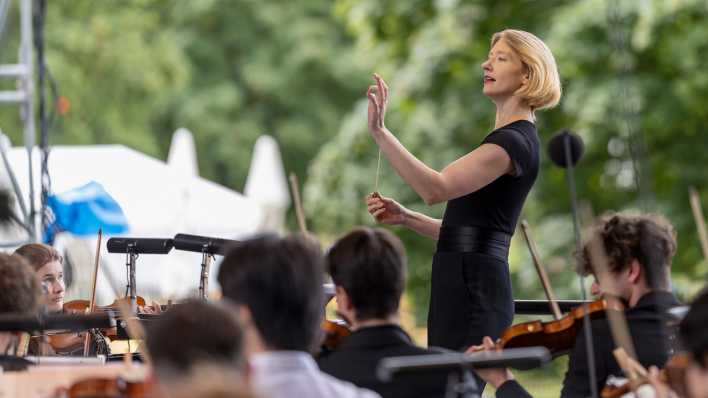 Die neue Chefdirigentin des Berliner Konzerthauses, Joana Mallwitz, während eines Open-Air-Konzerts in Nürnberg (Bild: dpa / Heiko Becker)