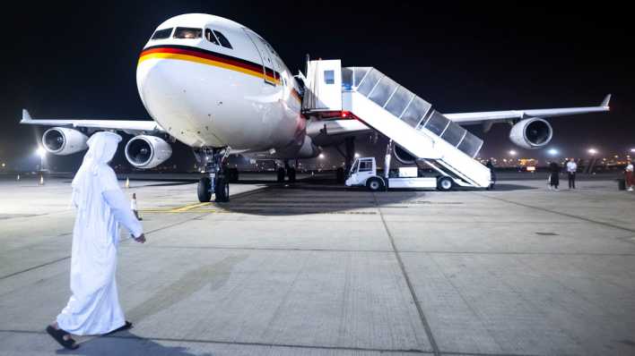 Der Regierungs-Airbus A340 steht nach einer Panne am Flughafen Abu Dhabi. (Bild: dpa)