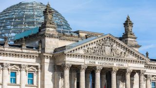 Das Reichstagsgebäude am Platz der Republik in Berlin.