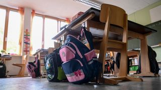 Schulrucksäcke in der Schule in der Köllnischen Heide in Berlin-Neukölln (Bild: dpa / Jens Kalaene)