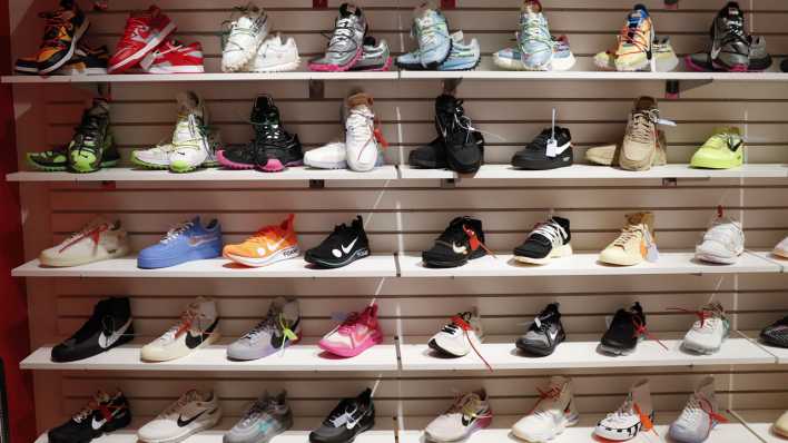 Eine Sneaker-Sammlung im Auktionshaus Christie's in New York (Bild: picture alliance / newscom)