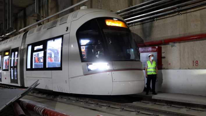 Eine Stadtbahn der Roten Linie in Tel Aviv in Israel, die mit Hilfe chinesischer Unternehmen gebaut wurde (Bild: picture alliance / Xinhua)