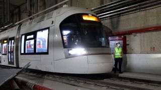 Eine Stadtbahn der Roten Linie in Tel Aviv in Israel, die mit Hilfe chinesischer Unternehmen gebaut wurde (Bild: picture alliance / Xinhua)