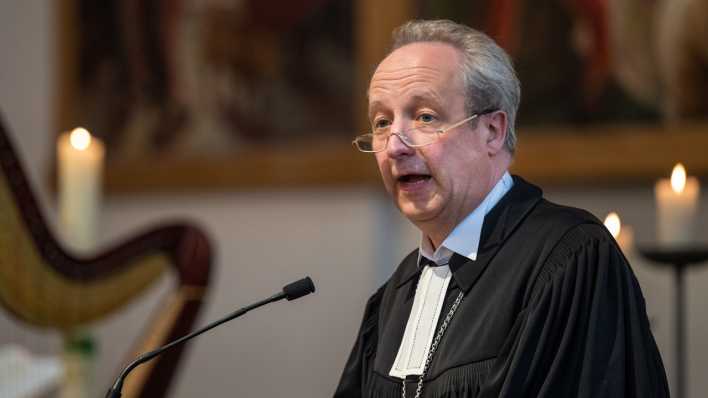 Christian Stäblein, Bischof der Evangelischen Kirche Berlin-Brandenburg-schlesische Oberlausitz, spricht in einem Gottesdienst in der Martin-Luther-Kirche in Berlin-Neukölln (Bild: dpa / Monika Skolimowska)