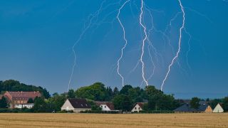 Blitze eines Gewitters leuchten am Abendhimmel im Osten des Landes Brandenburg.