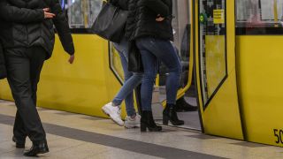 Zwei Frauen besteigen eine U-Bahn in Berlin (Bild: picture alliance)