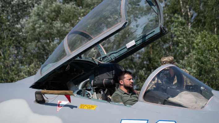 Präsident Wolodymyr Selenskyj besucht Soldaten der ukrainischen Luftwaffe am 06.08.2023