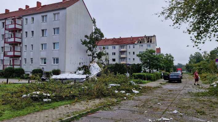 In einem Wohnviertel in Brandenburg an der Havel hat das nächtliche Unwetter starke Schäden verursacht und das Dach eines Wohnhauses teilweise zerstört. (Bild: dpa)
