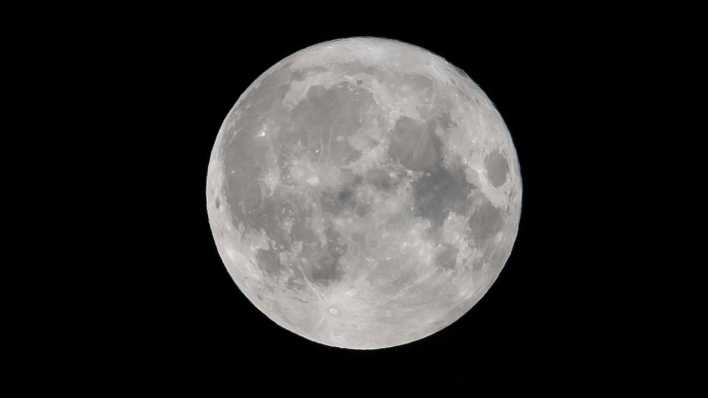 Der Vollmond ist in Tating in der Nähe der Nordseeküste zu sehen (Bild: dpa)
