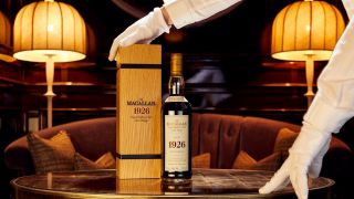 Eine Flasche mit 60-Jahre-altem Whiskey der Marke "The Macallan 1926 Fine and Rare", die zu einer Sammlung von insgesamt 3900 Flaschen gehört, steht auf einem Tisch (Bild: picture alliance/dpa)