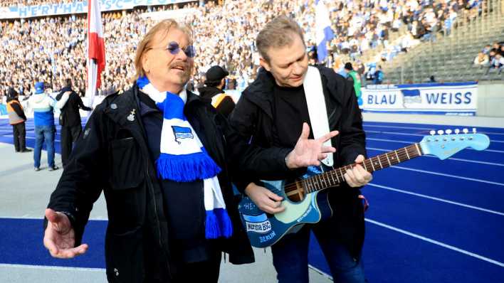 Frank Zander sing im Olympiastadion vor den Hertha-Fans