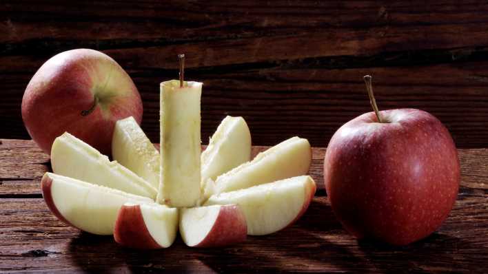 In Schnitze geschnittener Apfel
