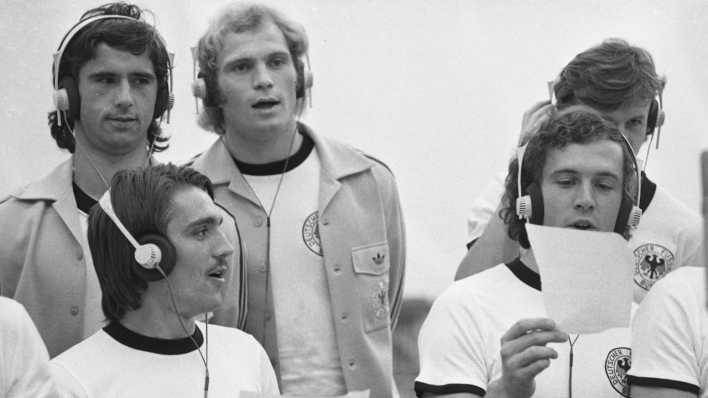 Deutsche Fußballer singen für eine Schallplattenaufnahme