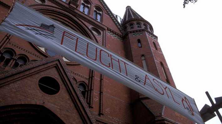 ARCHIV 2003: Transparent - Flucht und Asyl - vor der Heilig-Kreuz-Kirche in Berlin (Bild: imago images)