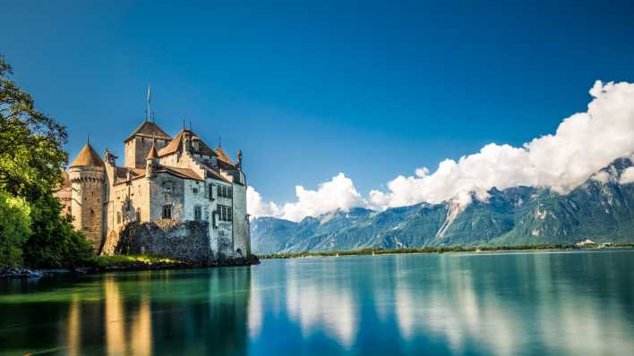 Das Chateau de Chillon im Genfer see (Foto: imago images / agefotostock)
