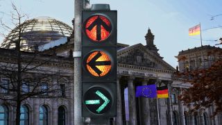 Symbolbild Uneinigkeit in der Ampel Koalition: Deutscher Bundestag mit Ampel und Pfeilen in unterschiedliche Richtungen (Bild: IMAGO / Political-Moments)