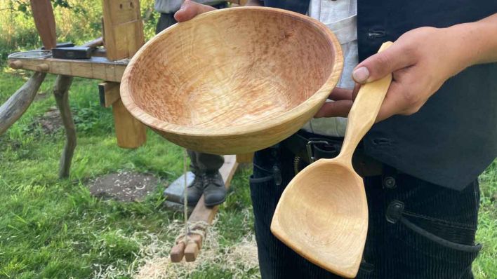 Schüssel und Löffel aus Holz gedrechselt und geschnitzt (Bild: rbb/Franziska Ritter)