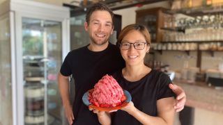 Andreas Dietrich und Benita Dietrich in ihrem Café in Strausberg mit Schneeeis