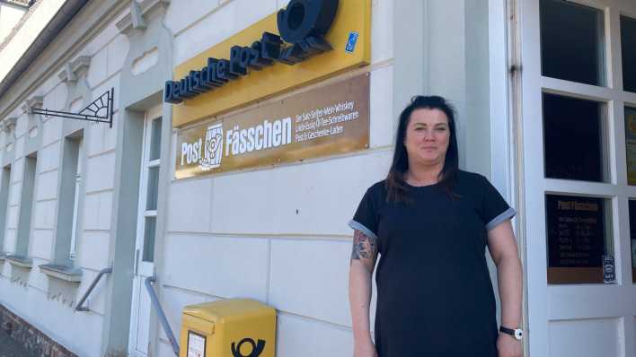 Claudia Broßmann vor dem Post-Fässchen