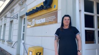 Claudia Broßmann vor dem Post-Fässchen