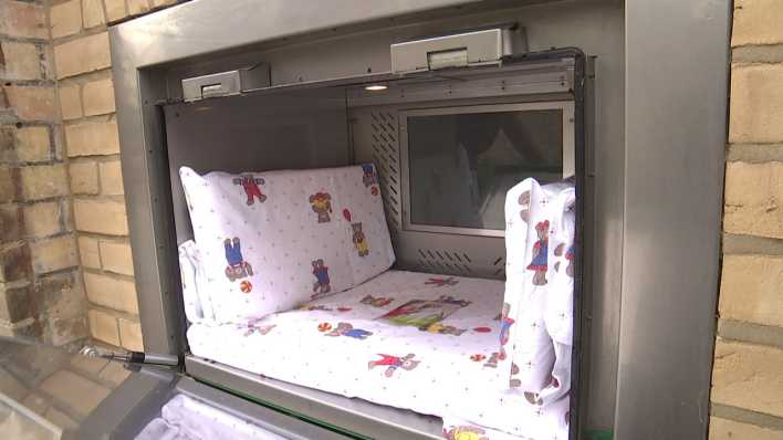 Babyklappe im St. Josefs-Krankenhaus in Potsdam (Bild: rbb Fernsehen)