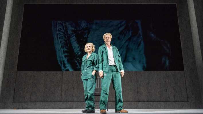 Szene aus "Fremder als der Mond" auf der Bühne des Berliner Ensembles
