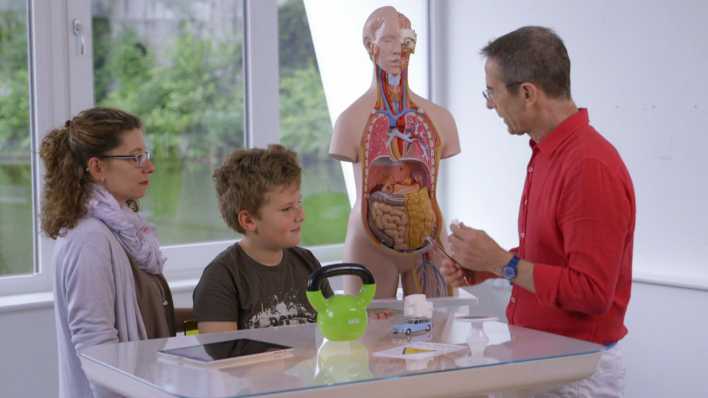 Ein Diabetologe berät eine Familie mit übergewichtigem Kind - Szene aus TV-Beitrag (Bild: rbb Fernsehen)