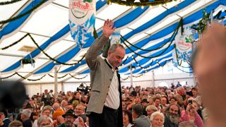 Der Politiker Hubert Aiwanger in einem Bierzelt. (Quelle: Picture Alliance)