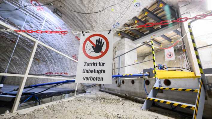 Ein Schild „Zutritt für Unbefugte verboten“ hängt im Atommülllager Asse