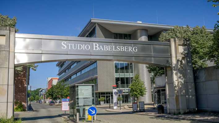 Eine Zufahrt auf das Gelände der Filmstudios Babelsberg. (Quelle: Picture Alliance)