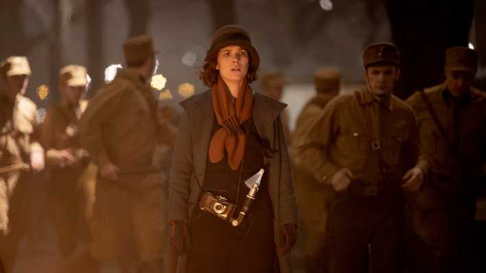 Charlotte Ritter (Liv Lisa Fries) am Tatort in einer Szene aus der vierten Staffel von "Babylon Berlin"