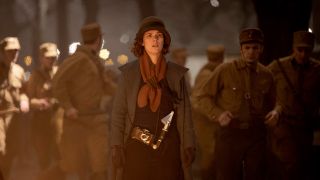 Charlotte Ritter (Liv Lisa Fries) am Tatort in einer Szene aus der vierten Staffel von "Babylon Berlin"