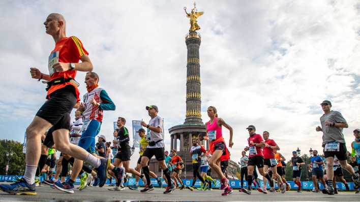 Läufer beim Berlin-Maraton an der Siegessäule